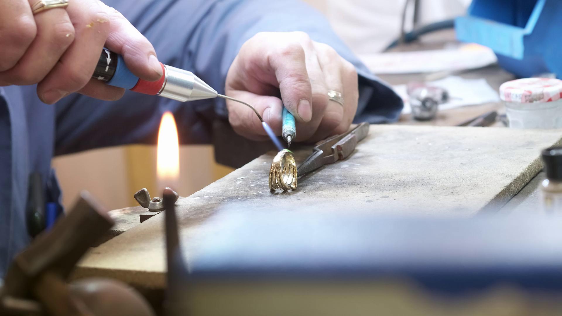 Schmuck-Einzelhändler: Erweitern Sie Ihr Geschäft um die Personalisierung von Schmuckstücken dank unserer Gravier- und Lasermaschinen.