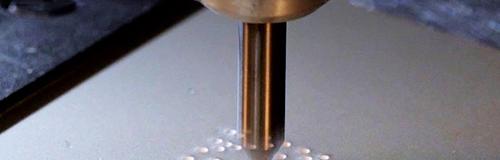 Nadelprägung eines Datamatrix-Codes auf einer Metalloberfläche