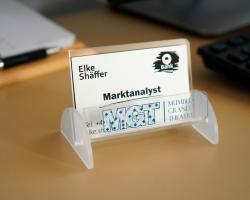Individuell gestalteter Display-Kartenhalter für Visitenkarten auf einem Bürotisch