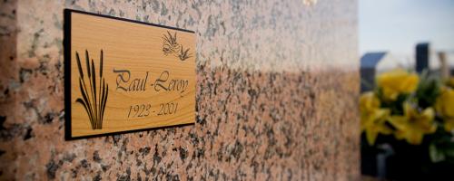 Mit einer Gravurmaschine für beerdigungen hergestellte hölzerne Gedenktafel