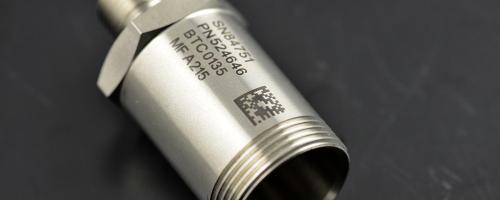 Mit einem Datamatrix-Code und einer Seriennummer gekennzeichnetes Metallteil