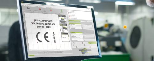 Eine Person vor einem Computer benutzt die Steuerungssoftware Lasertrace