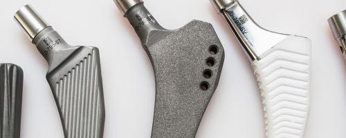 Hüftprothese mit Metallmarkierung einschließlich Datamatrix und Seriennummer