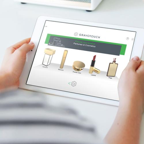Ein Tablet, das die Möglichkeiten der kosmetischen Gravur von Parfüm- und Make-up-Artikeln mit der Gravotouch Software zeigt