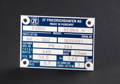 Gravur von eloxierten Aluminiumplatten nach europäischer Norm mit einem Nadelpräger