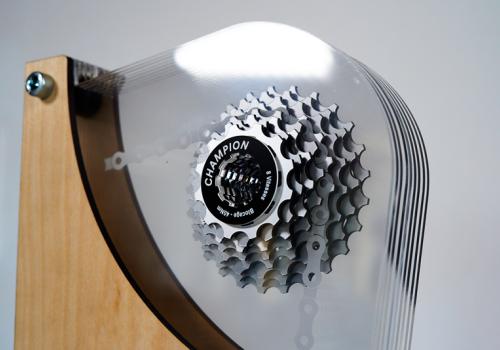 Mit CO2-Lasergravierer gefertigte Acryltrophäe mit Fahrradmotiv