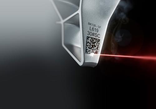 Lasergravur auf Metallteilen mit Datamatrix-Code zur Rückverfolgbarkeit