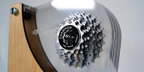 Mit CO2-Lasergravierer gefertigte Acryltrophäe mit Fahrradmotiv
