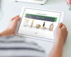 Ein Tablet, das die Möglichkeiten der kosmetischen Gravur von Parfüm- und Make-up-Artikeln mit der Gravotouch Software zeigt