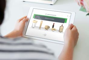 Ein Tablet, das die Möglichkeiten der kosmetischen Gravur von Parfüm- und Make-up-Artikeln mit der Gravotouch Software zeigt